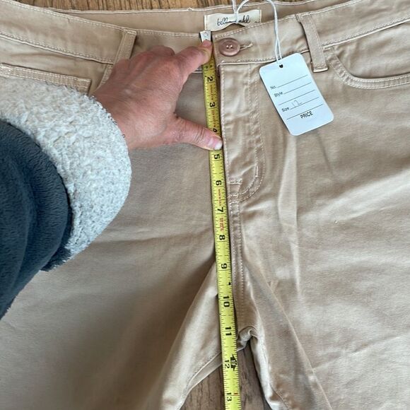 BELLA DAHL KHAKI COLORED SHORTS.  NEW WITH TAGS - Picture 2 of 8